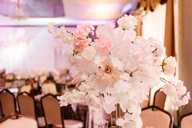 Allestimento hall per eventi presidio arredo matrimonio e tavoli per ospiti con elementi di arredo tavola fiori