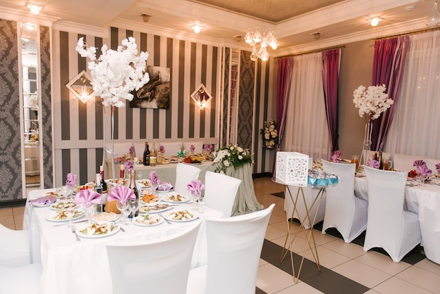 Hall decor voor evenementen bruiloft decor presidium en tafels voor gasten met bloemen tafel decor elementen