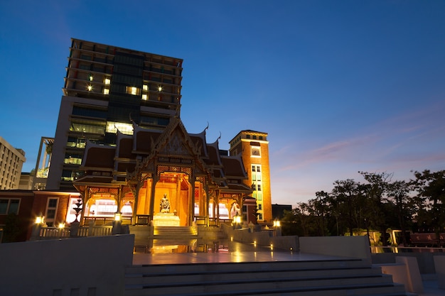 Hall vijfde regeren in Siriraj Hospital.