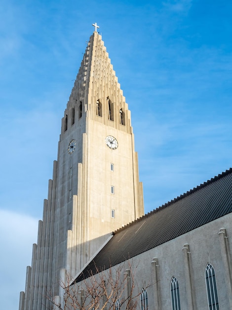 Hallgrimskirkja教会アイスランドの曇りの朝の空レイキャビクの下で最も有名なランドマークの場所