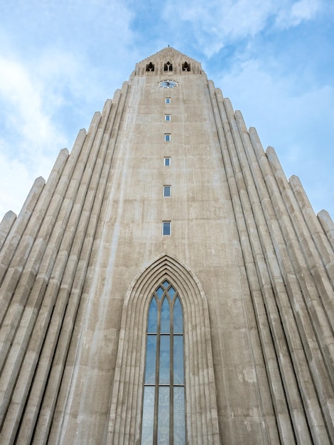 Hallgrimskirkja-kerk de beroemdste plaats van het oriëntatiepunt onder bewolkte ochtendhemel Reykjavik in IJsland