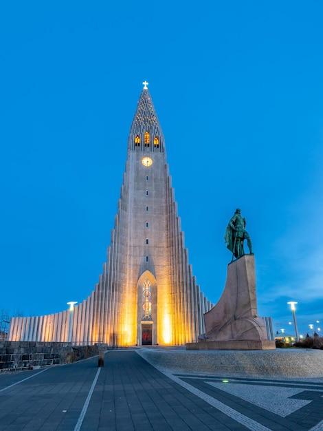 Hallgrimskirkja-kerk de meest bekende kerk in IJsland onder schemerblauwe hemel in de hoofdstad van Reykjavik van IJsland