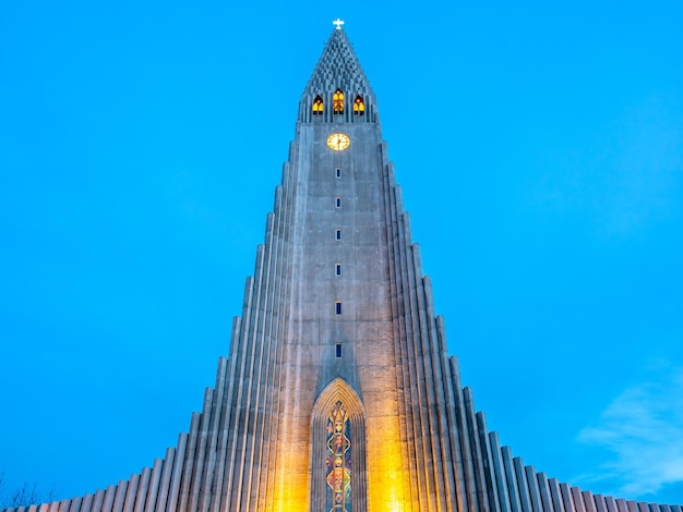 Hallgrimskirkja-kerk in IJsland onder schemerblauwe hemel in de hoofdstad van Reykjavik, IJsland