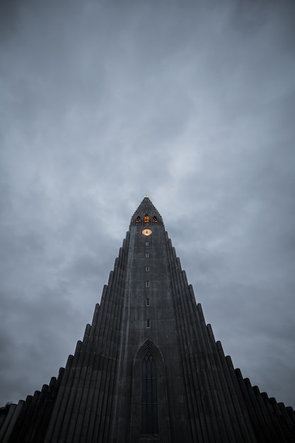 Hallgrimskirkja, Рейкьявик собор в пасмурный день, Исландия.