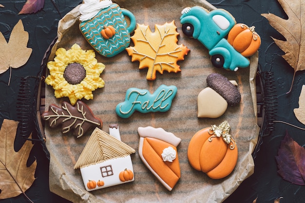 Hallo herfst. veelkleurige herfst cookies op een zwarte achtergrond. herfst concept