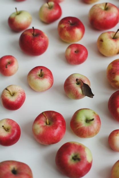 Hallo herfstkaart met verse rode appels op een witte achtergrond bovenaanzicht