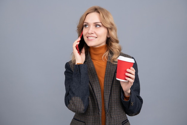 Hallo hoe gaat het Mooie meid praten aan de telefoon thee drinken Telefoongesprek Mobiele communicatie Moderne technologie Genieten van haar gesprek en warme drank