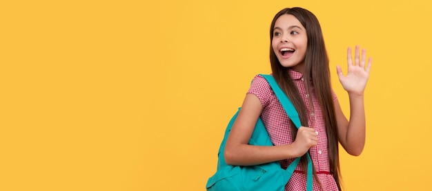 Hallo kennis dag concept van onderwijs jongen met lang haar op gele achtergrond Portret van schoolmeisje student studio banner kop School kind gezicht copyspace