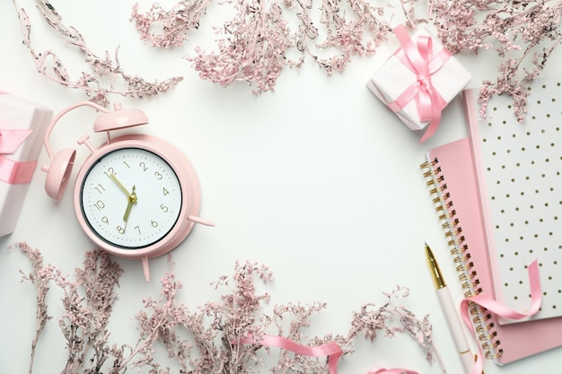 "Hallo lente" concept met roze accessoires op witte achtergrond