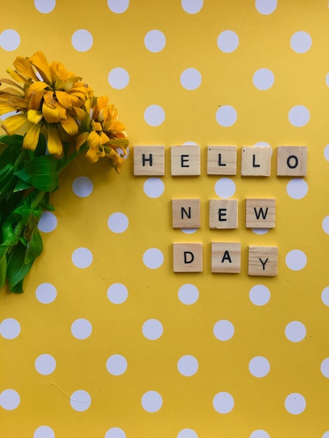 Hallo nieuwe dag positieve emotie woorden op de muur gele achtergrond