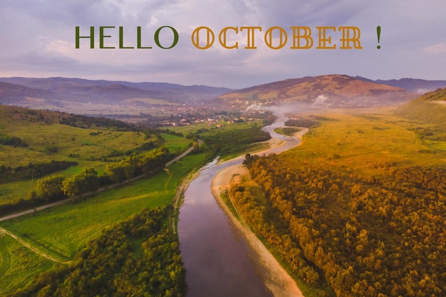Hallo oktober tekst boven landschap