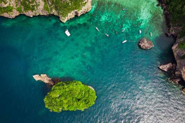 Hallo seizoen boot en toeristen op phiphi eiland Krabi Thailand luchtfoto van drone