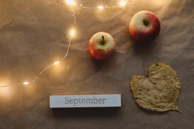 Hallo september herfstkaart met verse rode appels op witte achtergrond bovenaanzicht