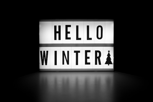 Hallo winter - tekst op een display-lightbox in het donker