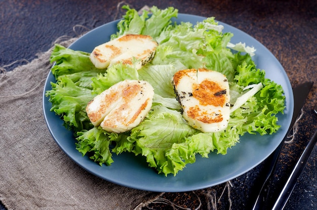 Halloumi kaas gegrild met slasalade cherrytomaatjes en kruiden