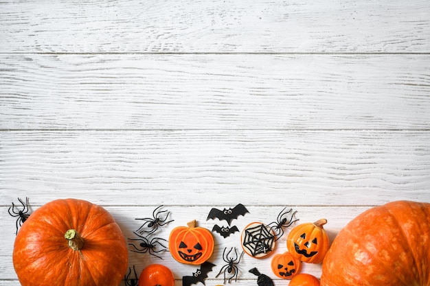 Halloween achtergrond bovenaanzicht Pompoenen en snoep op witte houten tafel plat gelegd