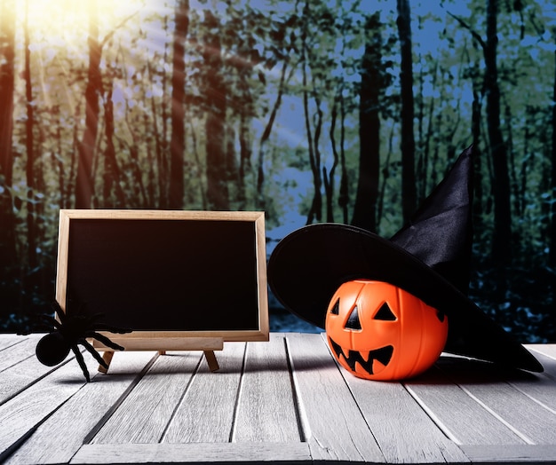 Halloween achtergrond. Griezelige pompoen, bord op houten vloer en donker bos