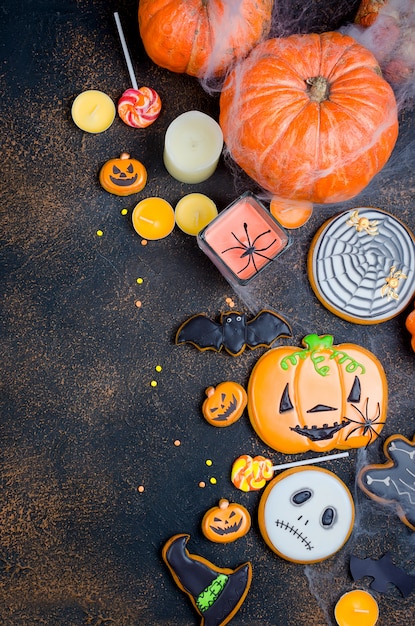 Halloween-achtergrond met peperkoek, pompoenen en kaarsen