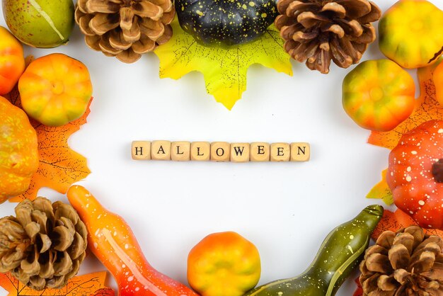 Halloween-achtergrond met pompoenen Halloween-inscriptie en andere plaats voor tekst