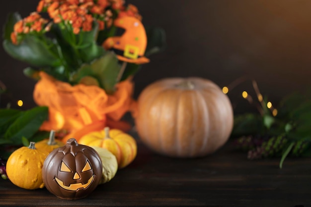 Halloween achtergrond met pompoenen op houten tafel