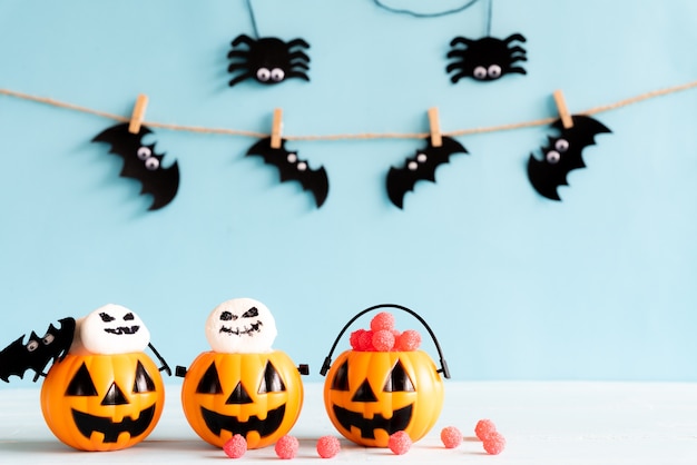 Halloween-ambachten op houten lijst met exemplaarruimte voor tekst. halloween concept.