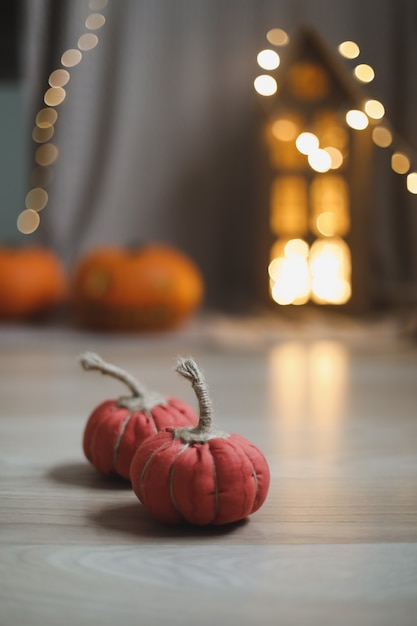 Composizione accogliente di halloween e autunnale con decorazioni per la casa di ottobre di zucche