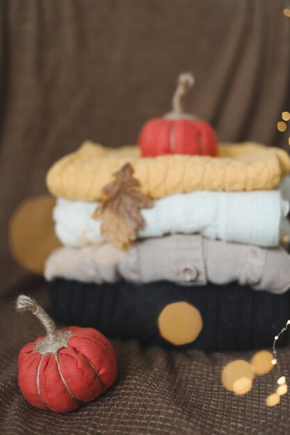 Composizione accogliente di halloween e autunnale con decorazioni per la casa di ottobre di zucche