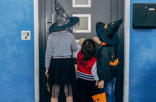 ハロウィーンの秋の休日 子供の楽しみ ハロウィーンに衣装を着た子供たちのグループ