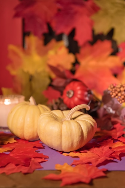Фото Хэллоуин фон осенние листья и тыква день мертвых праздник