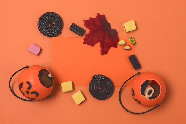 ハロウィーンの背景ハロウィーンのお菓子とキャンディー小さなJackOLanternカボチャバスケットキャンディー付き