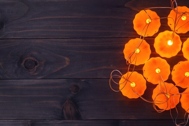 Sfondo di halloween, luci stringa di zucca sul tavolo di legno