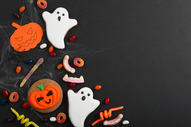 Photo halloween background with gingerbread and other sweets with place for text