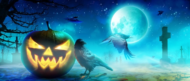 Sfondo di halloween con corvo in una notte spettrale.