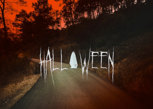 Foto banner di halloween con strada vuota