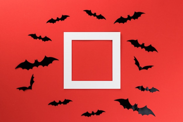Pipistrelli di halloween su uno sfondo rosso