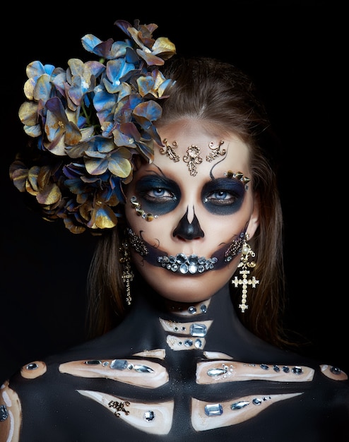 Ritratto di bellezza di halloween di una donna scheletro della morte, il trucco sul viso. costume di halloween morte ragazza. giorno della morte. affascinante e pericolosa calavera catrina