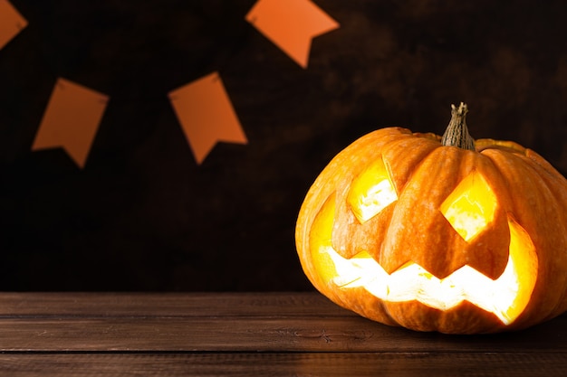 Halloween-bliksempompoenen voor feest op een houten tafel