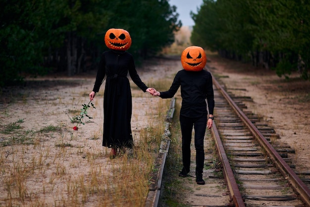 頭にかぼちゃを乗せたハロウィンの男の子と女の子