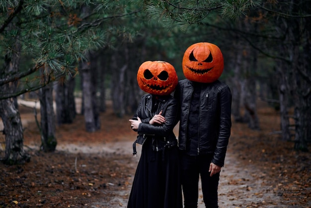 頭にかぼちゃを乗せたハロウィンの男の子と女の子