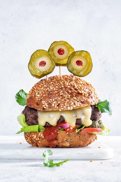 Halloween-burger in de vorm van een eng monster