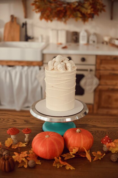 사진 할로윈 케이크 아이디어 거미줄과 두개골의 케이크 주방은 가을을 위해 장식되어 있습니다.