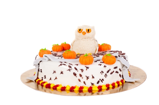 Halloween-cake met pompoenen op witte achtergrond