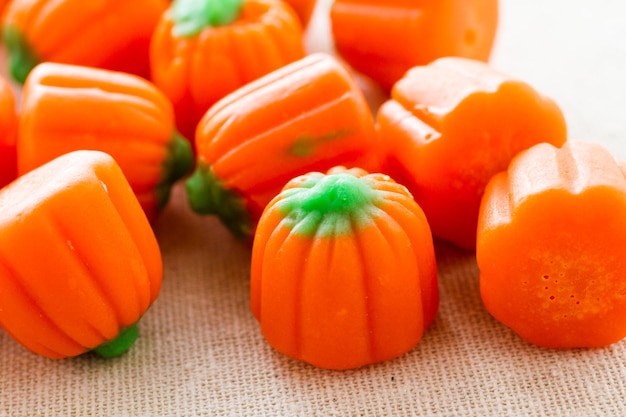 Foto zucche di caramelle di halloween in un mucchio.