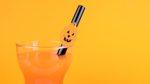 写真 ジャック・オー・ランタンのカボチャで飾られたガラスのハロウィーンの炭酸オレンジ飲料