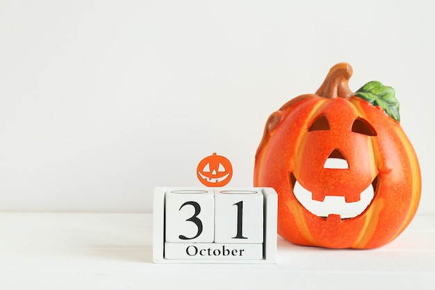 10月31日付けのお祝いカレンダーとJackolaternのコピースペース付きハロウィンカード
