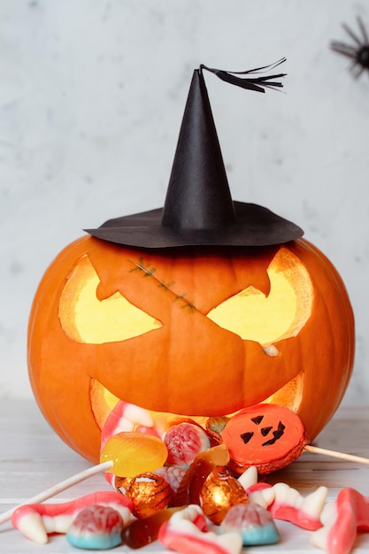 ハロウィーン刻の南瓜と魔女の帽子 ハロウィーンのキャンディを吐く