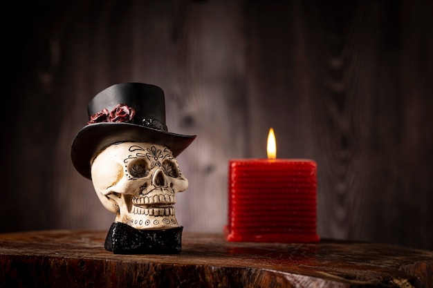 Halloween catrine schedel op een oude houten tafel in rustieke achtergrond.
