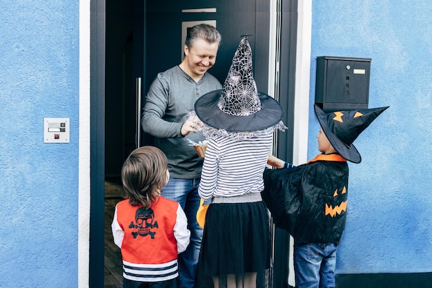 ハロウィーンの子供たちは,魔女カボチャと海賊の服を着て子を受け取ります