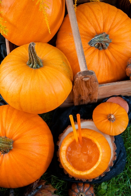 Cocktail di halloween in zucca. avvicinamento. vista dall'alto. giorno del ringraziamento, pugno del partito.