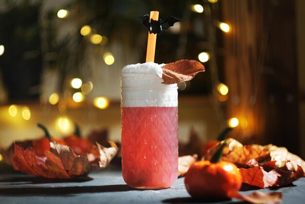 Photo halloween cocktail with cold foam